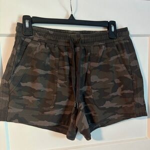Athleta camo athleisure soft shorts with drawstring size 4
